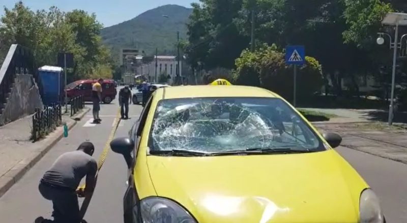 VIDEO/FOTO. Piatra-Neamț – doi oameni luați în plin de un taximetrist, la trecere pentru pietoni