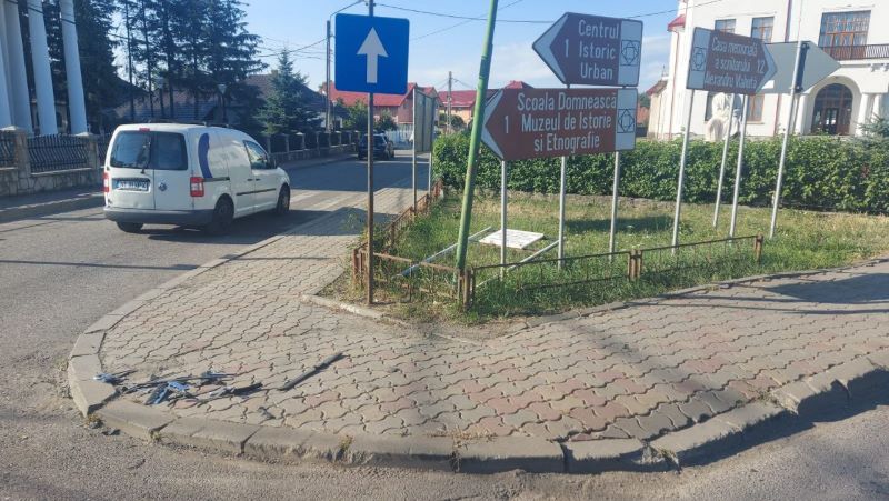 FOTO. Accident cu două victime, un șofer a intrat pe roșu în intersecţia din Humuleşti