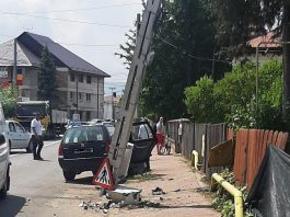 FOTO. Stâlpul din apropierea Poliției Târgu Neamț dărâmat a doua oară