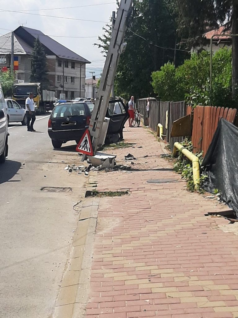 FOTO. Stâlpul din apropierea Poliției Târgu Neamț dărâmat a doua oară, ZCH NEWS - sursa ta de informații