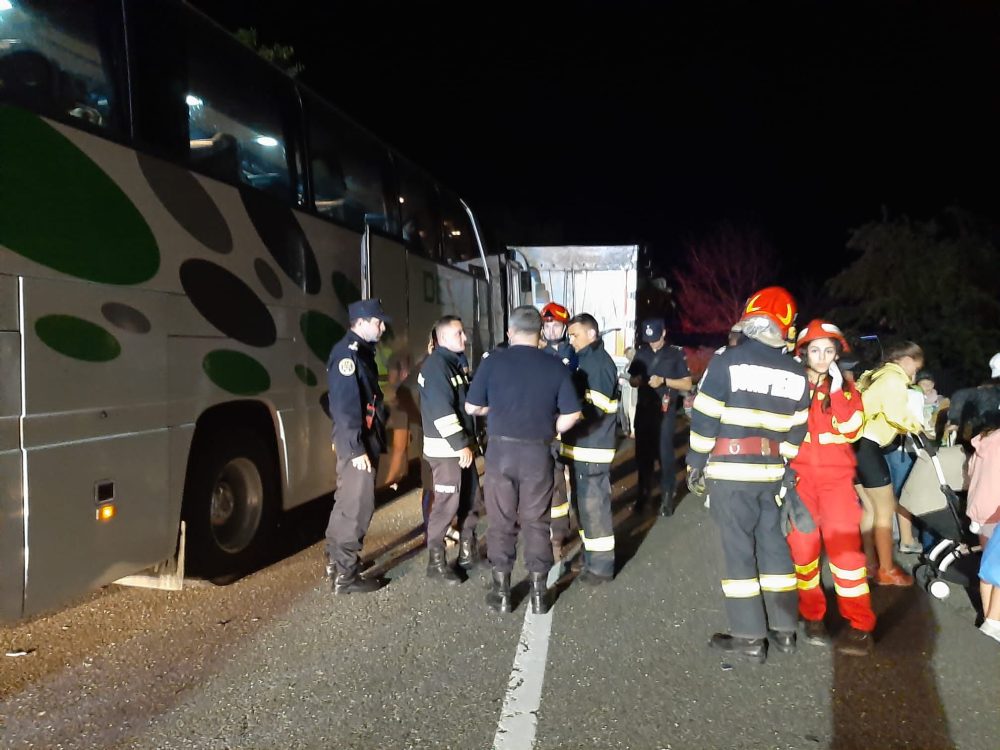 FOTO. Un autocar cu ucraineni implicat într-un accident, transfer la vamă cu ISU Neamț și Bacău, ZCH NEWS - sursa ta de informații