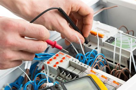 Accident de muncă la Roman. Bărbat electrocutat în timpul reparațiilor