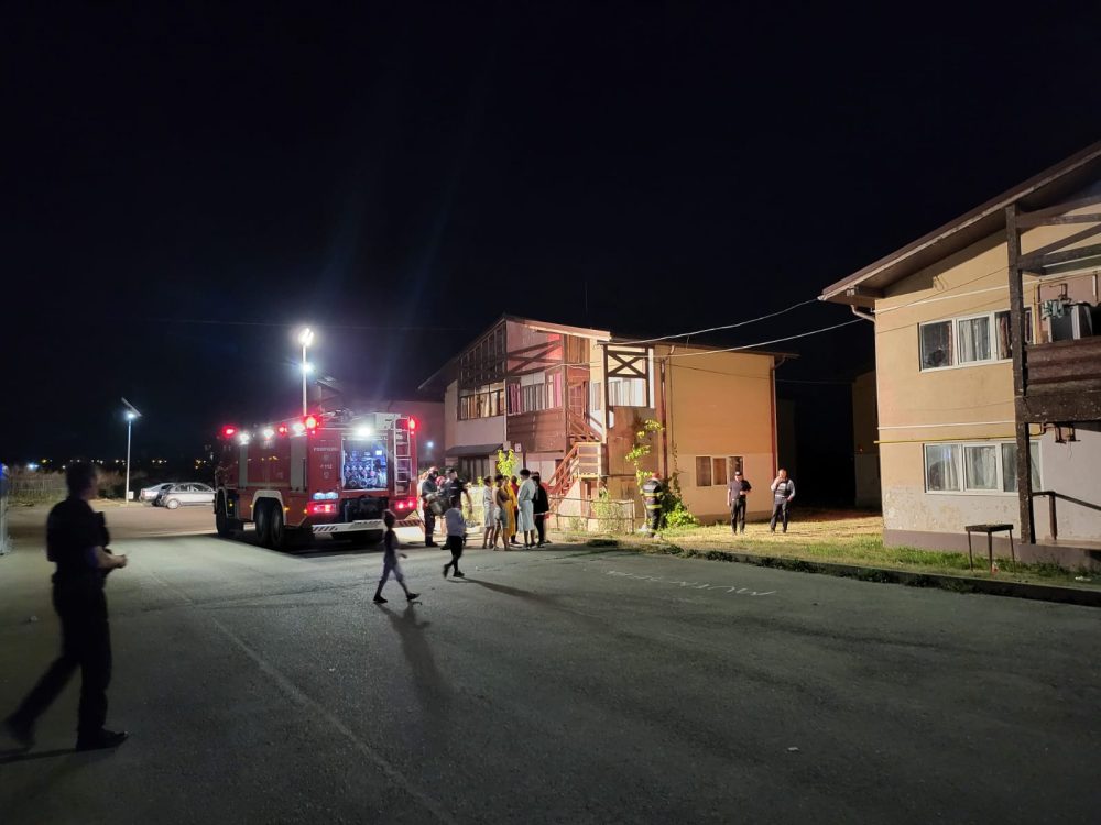 Panică în anexa Văleni: o mașină de spălat a luat foc