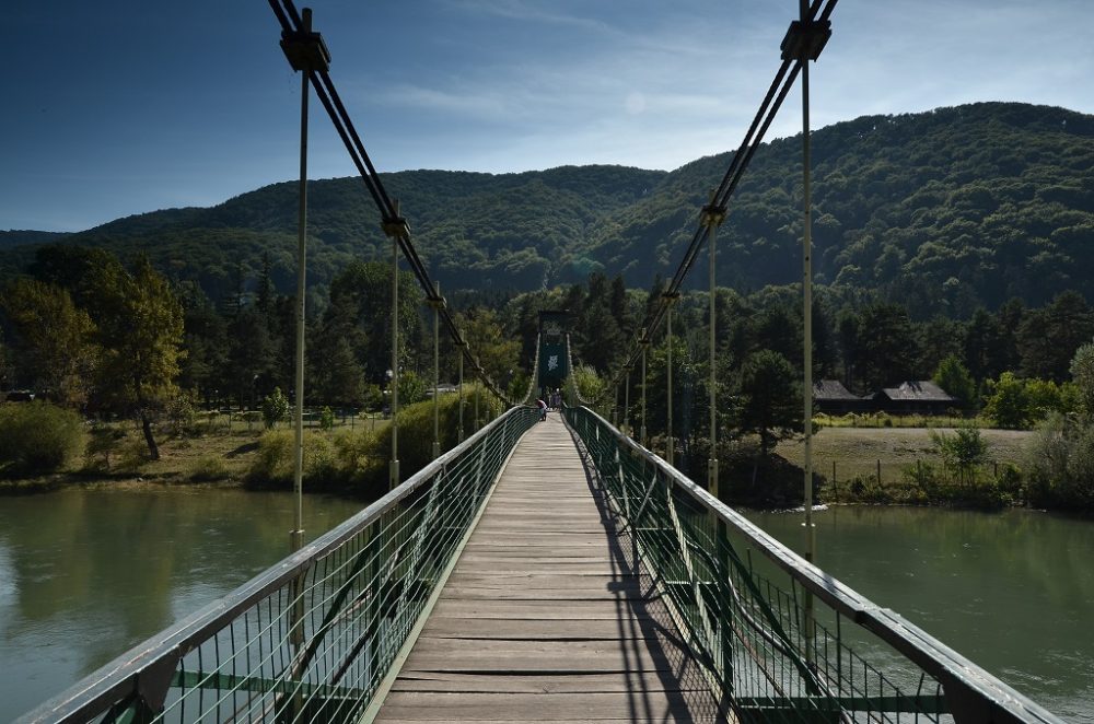 De ce a fost interzis accesul pe puntea de la ștrand? Pericolul pentru cei care traversau era prea mare, spune Primăria