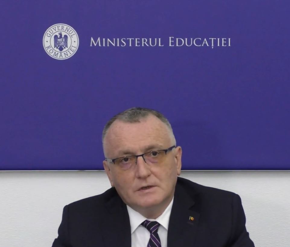 Când Ministrul Educației învață ceva de la elevi: dublarea decontării navetei elevilor și cumulul cu bursa socială