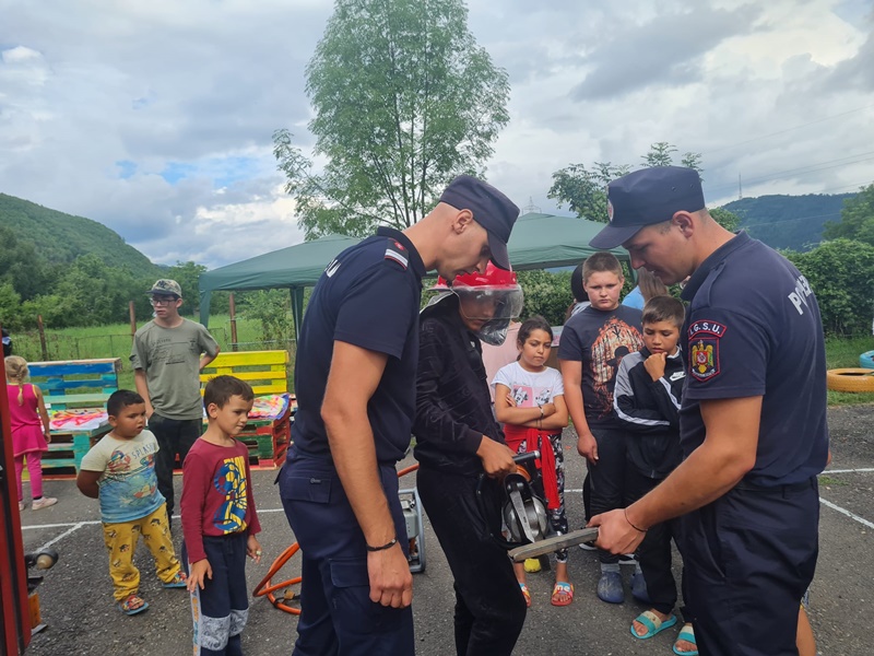 FOTO. Copiii din Văleni au învăţat secretele meseriei de pompier, ZCH NEWS - sursa ta de informații