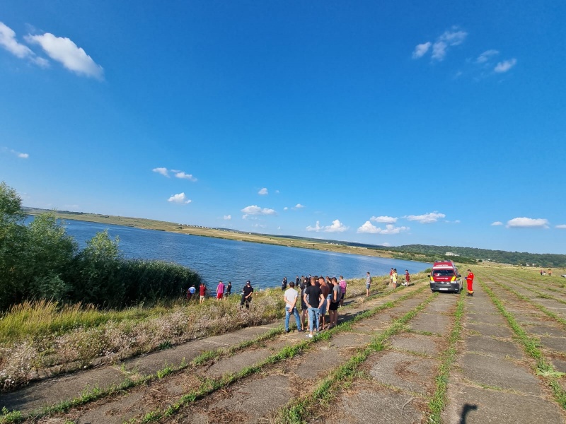 Un tânăr înecat în lac găsit după trei zile. Scafandri ISU Neamț implicați în căutări