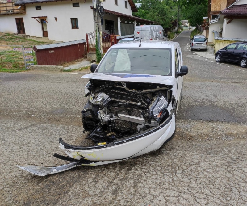 VIDEO. Coliziune într-o intersecție din Piatra Șoimului: un rănit și patru autoturisme avariate, ZCH NEWS - sursa ta de informații
