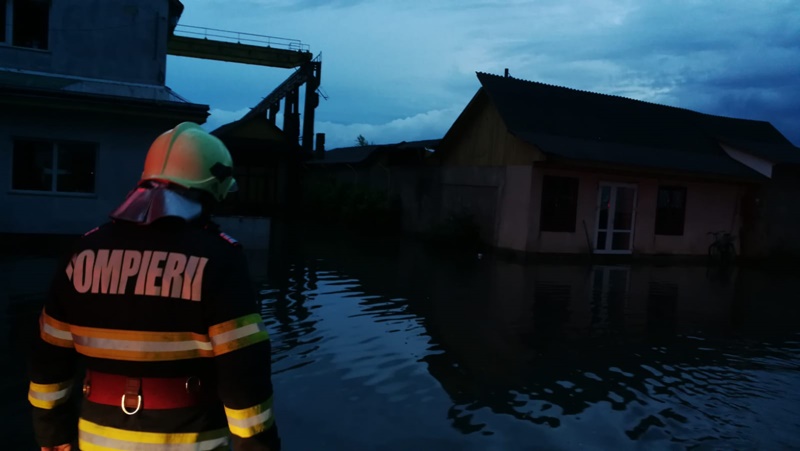 Urmările furtunii: un stâlp de telefonie a căzut peste un autoturism