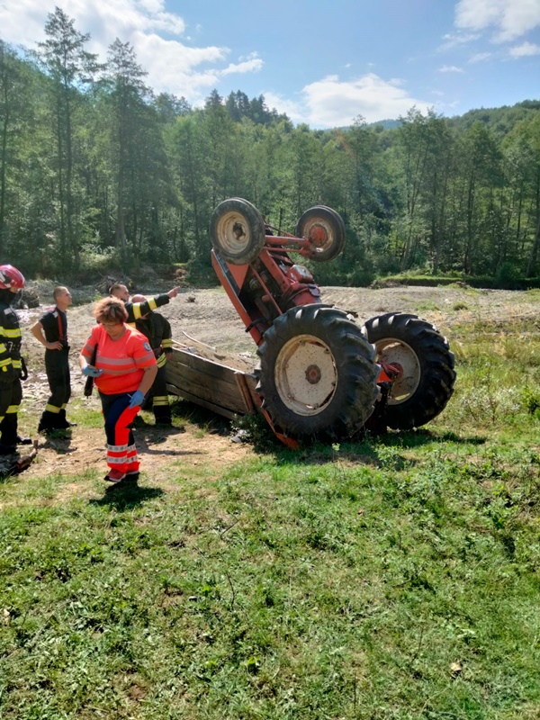 Un bărbat a murit prins sub un tractor, un altul, în stare gravă la spital