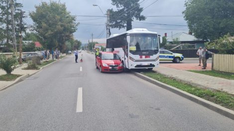 FOTO. Roman: Coliziune între un autoturism şi un autobuz, ZCH NEWS - sursa ta de informații