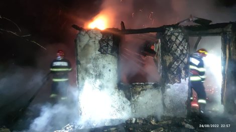 FOTO. I-a dat foc la grajd, incendiu a cuprins și casa vecinului, ZCH NEWS - sursa ta de informații