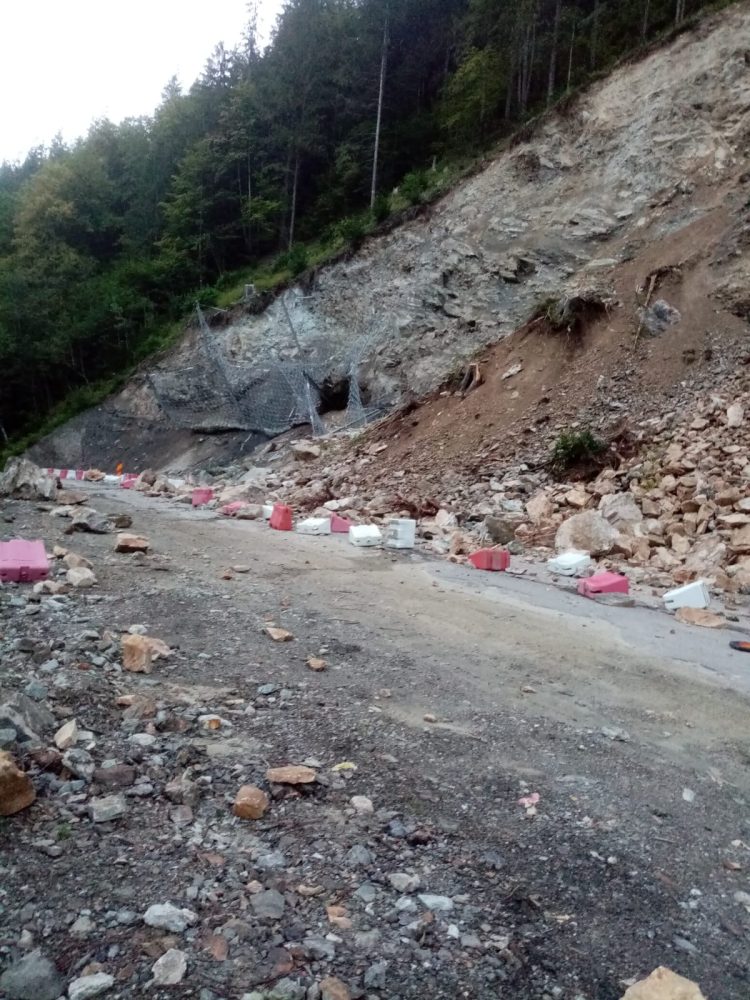 Atenție șoferi: drumul spre și dinspre Vatra Dornei blocat.Noi imagini ale dezastrului de la Holda, Broșteni.