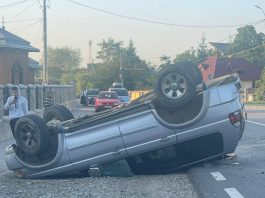 Vânători-Neamț: S-a răsturnat cu mașina în fața bisericii