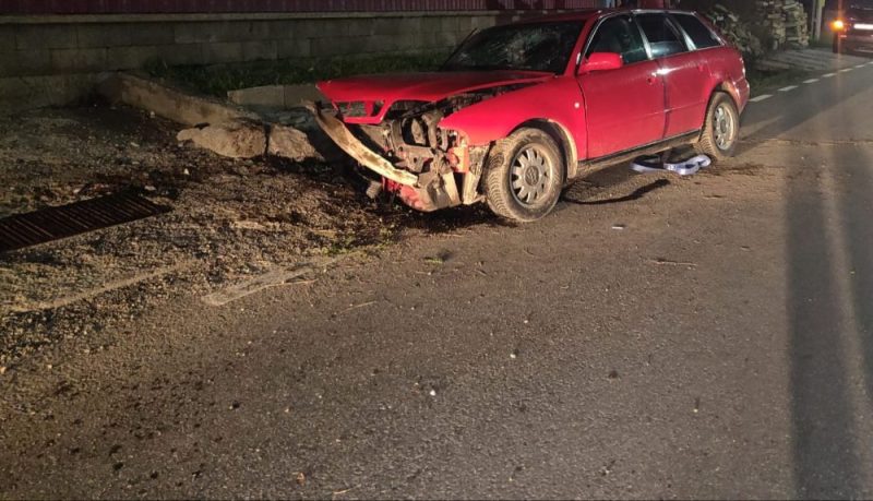 Șofer rănit după ce a intrat cu mașina într-un podeț