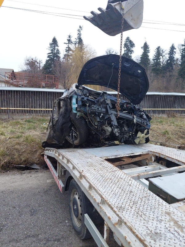 Un puşti de 15 ani a „împrumutat” maşina tatălui său şi-a „parcat-o” într-un podeţ!