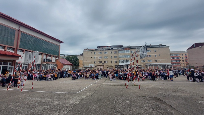 Foto. Deschidere de an școlar la instituțiile de învățământ din Târgu Neamț, ZCH NEWS - sursa ta de informații