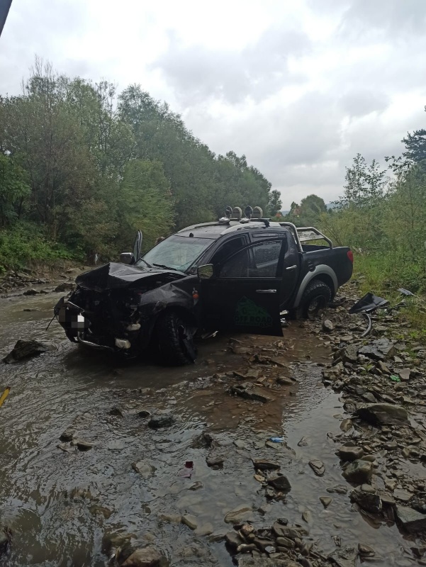 Foto. Accident Pipirig, o mașină a plonjat în râu, ZCH NEWS - sursa ta de informații