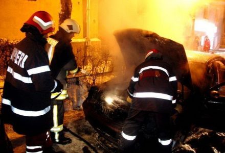 O maşină a ars în faţa Primăriei Roznov, ZCH NEWS - sursa ta de informații