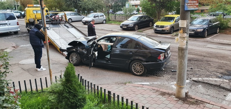 FOTO. Performanţă: Un tânăr a avariat şase maşini într-o parcare!, ZCH NEWS - sursa ta de informații
