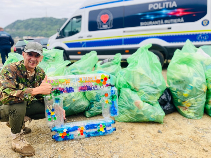 “Let‘s do it Romania!” pe malul Bistriței cu polițiștii nemțeni, ZCH NEWS - sursa ta de informații