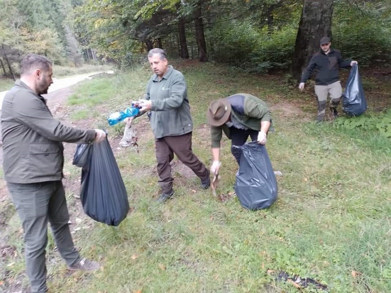 FOTO. Acțiune de ecologizare cu angajați de la ocoalele silvice Târgu Neamț și Pipirig, ZCH NEWS - sursa ta de informații