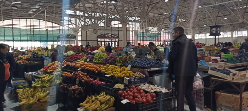 Piatra Neamț. Oferta pieței la legume și fructe