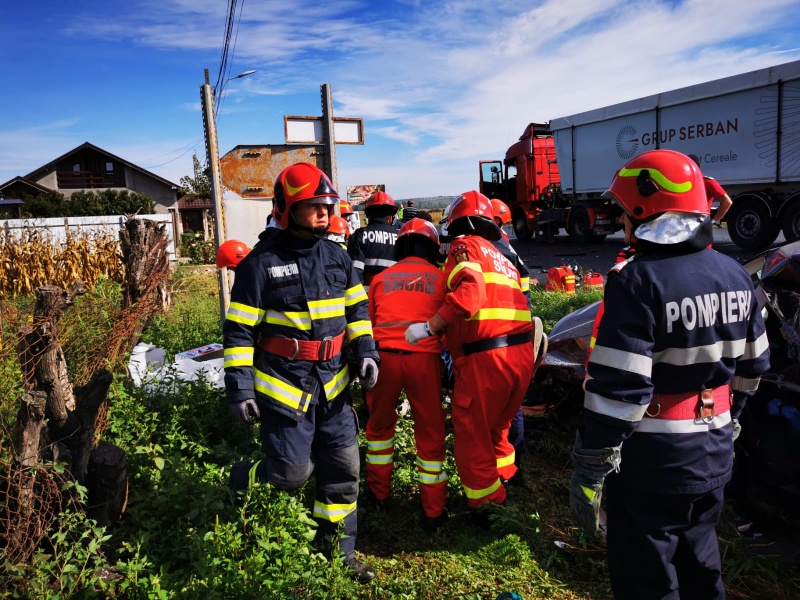 Un bărbat din Neamț a murit într-un autoturism lovit de un TIR. Pompieri şi paramedici romaşcani au acţionat la faţa locului, ZCH NEWS - sursa ta de informații