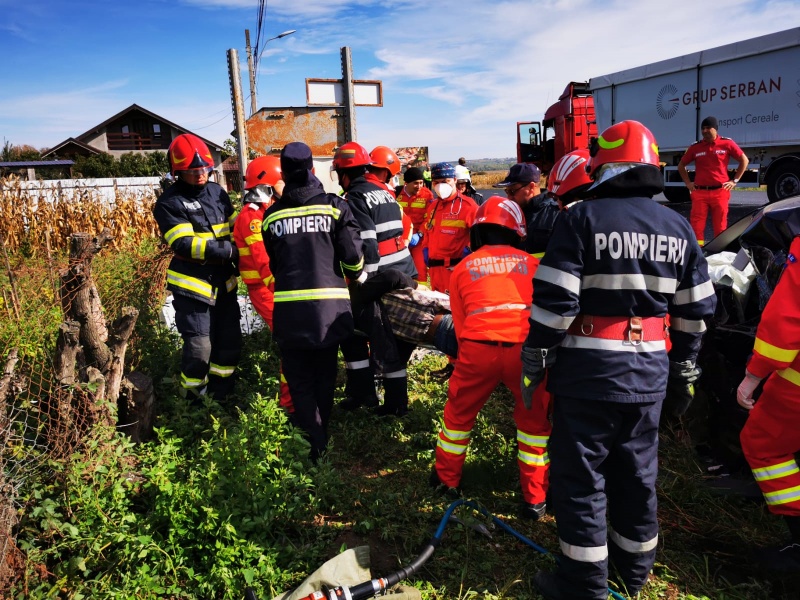 Un bărbat din Neamț a murit într-un autoturism lovit de un TIR. Pompieri şi paramedici romaşcani au acţionat la faţa locului, ZCH NEWS - sursa ta de informații