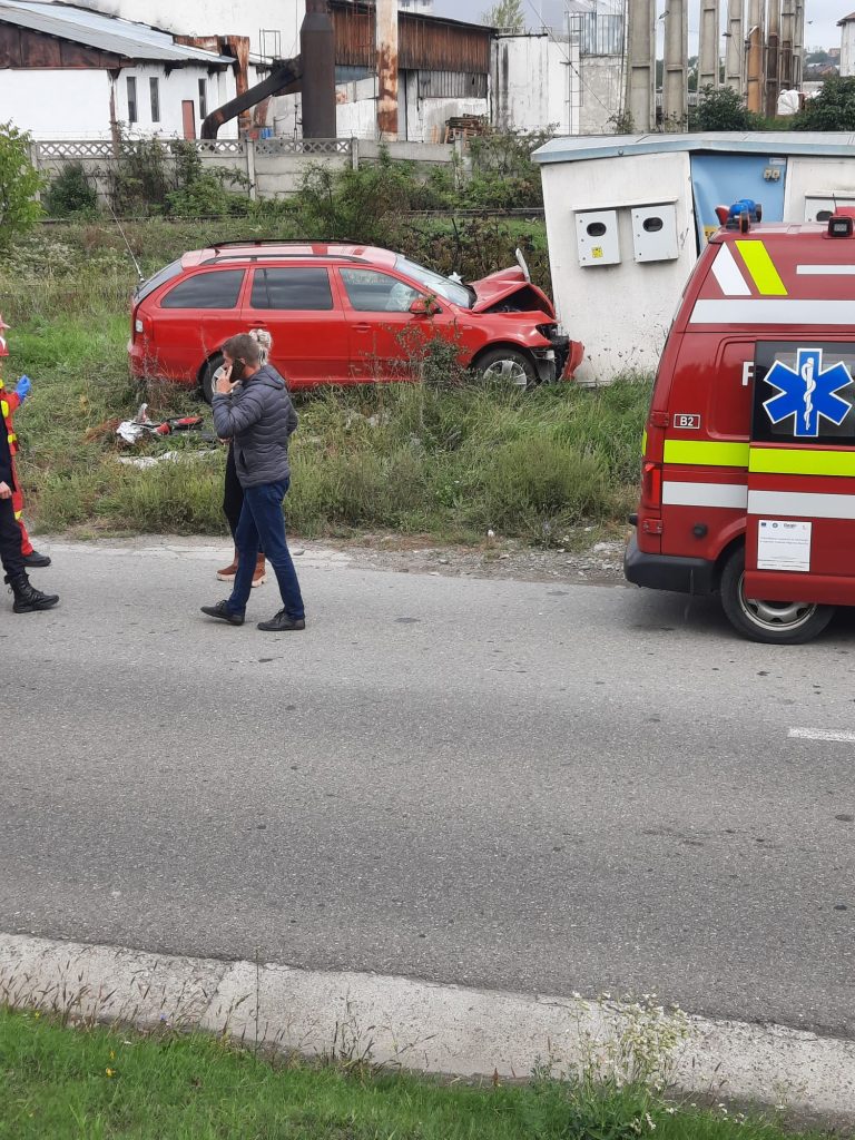 FOTO. Un șofer încarcerat după ce a rupt o țeavă de gaz și s-a izbit de un transformator, la Târgu Neamț, ZCH NEWS - sursa ta de informații