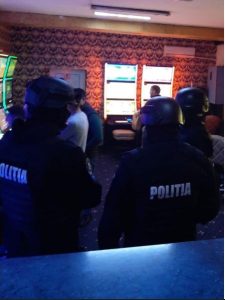 Filtre cu mascați și jandarmi în Roznov, Săvinești și Borlești. Controale în baruri și amenzi de 32.000 de lei, ZCH NEWS - sursa ta de informații