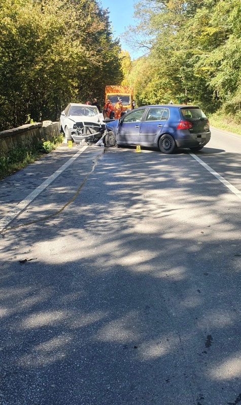 Trafic blocat pe un sens de mers pe DN 15, lângă Bicaz, după o coliziune