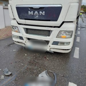 Târgu-Neamț: Un TIR a izbit un autoturism în altul. Un bărbat a fost rănit, ZCH NEWS - sursa ta de informații