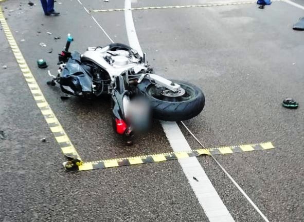 Accident. Doi tineri răniți după o coliziune cu motocicletele