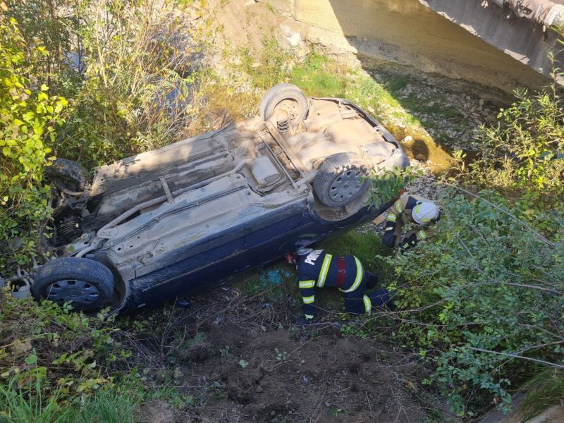 FOTO &#8211; Ăsta noroc! Au căzut cu maşina în pârâu, dar nu au păţit nimic, ZCH NEWS - sursa ta de informații