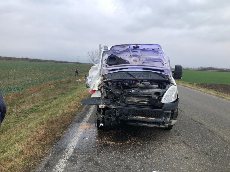 Căruță nesemnalizată spulberată de un microbuz. Două persoane au ajuns în spital