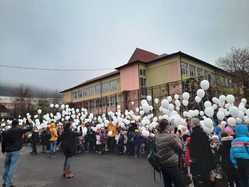 Baloane și porumbei la Școala Elena Cuza în Săptămâna Educației Globale, ZCH NEWS - sursa ta de informații