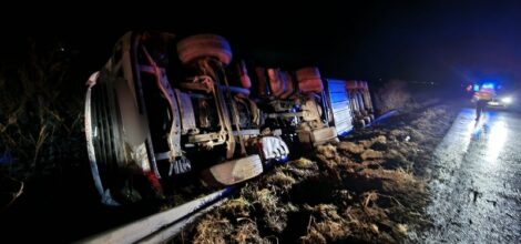 „Mastodont” răsturnat la Secuieni. Șoferul a ajuns în spital!, ZCH NEWS - sursa ta de informații