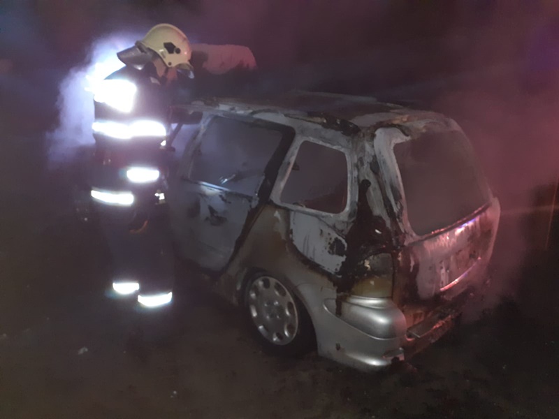 FOTO. Un autoturism a ars ca o torță în Valea Arini, ZCH NEWS - sursa ta de informații