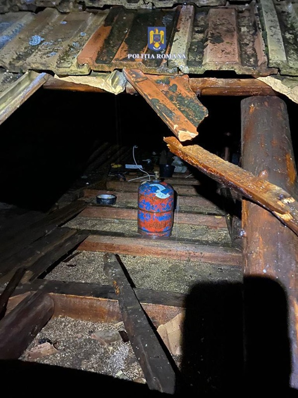 Internare medicală pentru bărbatul care amenința că își dă foc la casă