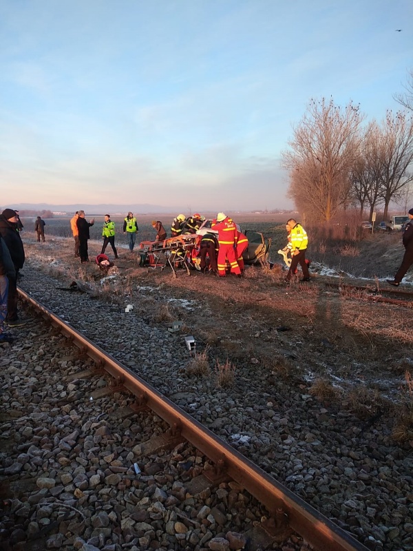 Știre actualizată. Autoturism lovit de tren: două persoane rănite, ZCH NEWS - sursa ta de informații