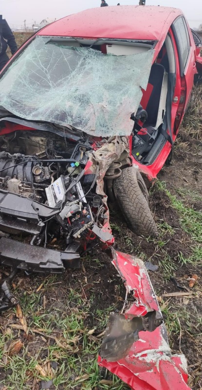 Accident la Secuieni: mașină distrusă după ce a fost lovită de un tren, ZCH NEWS - sursa ta de informații