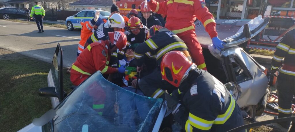 Sagna. Un șofer băut a leșinat după ce s-a izbit cu mașina într-un cap de pod, ZCH NEWS - sursa ta de informații