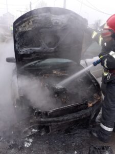La un pas de tragedie: un autoturism a luat foc în mers la Piatra-Neamţ, ZCH NEWS - sursa ta de informații