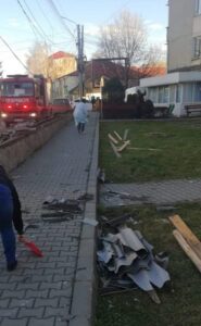 Târgu Neamț: Acoperișuri smulse și o mașină avariată, ZCH NEWS - sursa ta de informații