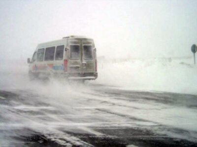Știre actualizată. Microbuz blocat în zăpadă la Bahna, ZCH NEWS - sursa ta de informații