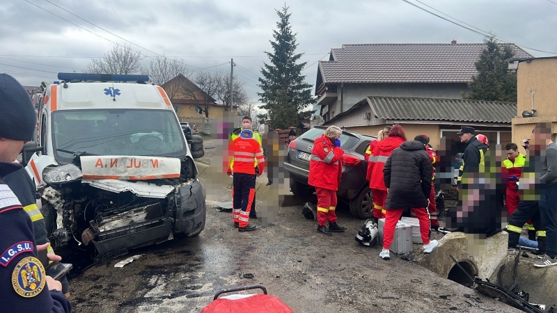 FOTO. O ambulanță s-a ciocnit frontal cu o mașină: cinci victime, printre care și pacientul, ZCH NEWS - sursa ta de informații