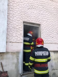 Incendiu la un bloc din Roman: mai mulți locatari au fost evacuați, ZCH NEWS - sursa ta de informații