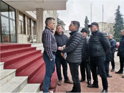Știre actualizată. Scandal la Consiliul Județean Neamț &#8211; protestatari stau la ușa lui Ionel Arsene, ZCH NEWS - sursa ta de informații