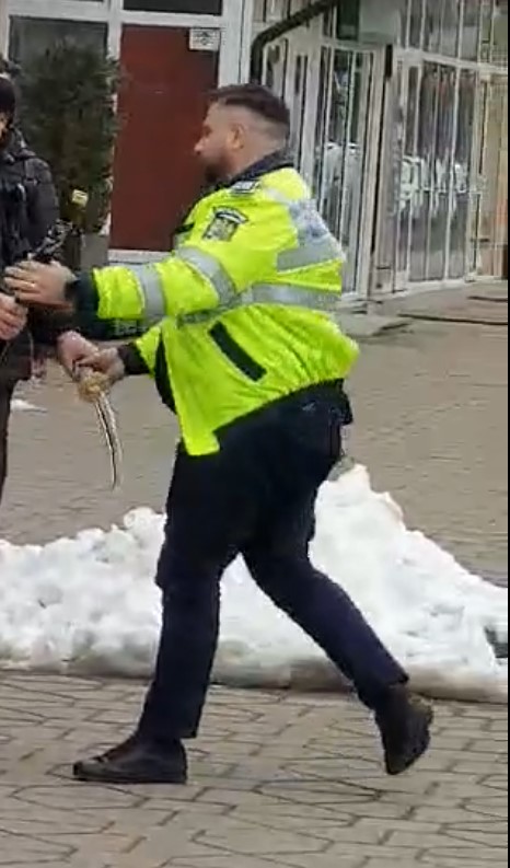 Video. Târgu-Neamț: Cu sabia la păcănele!